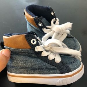 Adorable high tops in denim 💙